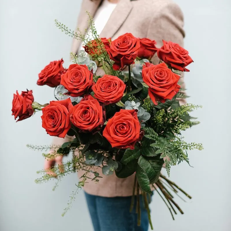 Ramo De 12 Rosas Rojas Cortas