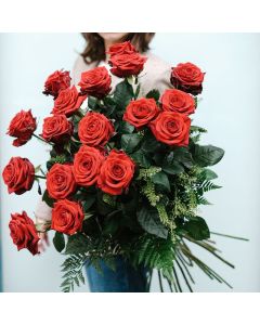 18 rosas rojas de tallo largo