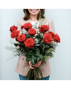 Ramo de 12 rosas rojas de tallo corto