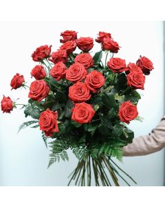 Ramo de 24 rosas rojas de tallo largo