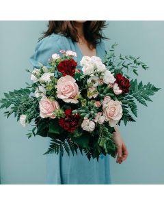 Ramo pastel con rosas de lado