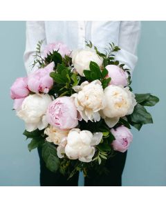 Ramo de peonias blancas y rosas