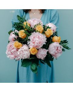 ramo peonias rosas y rosas amarillas