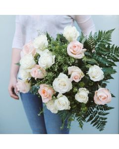 Ramo de rosas blancas y rosas