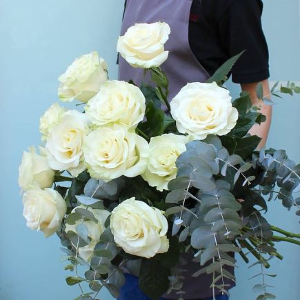 Ramo de 12 rosas blancas premium de 70cm