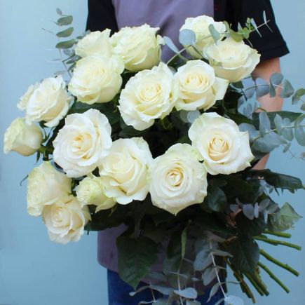 Un ramo de 18 rosas blancas premium de tallo largo