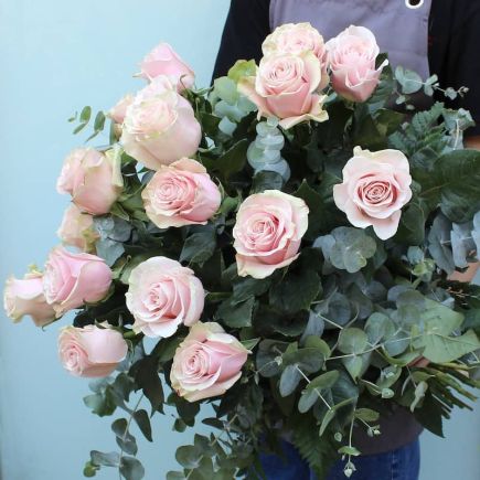 Ramo de rosas de color rosa premium de tallo largo