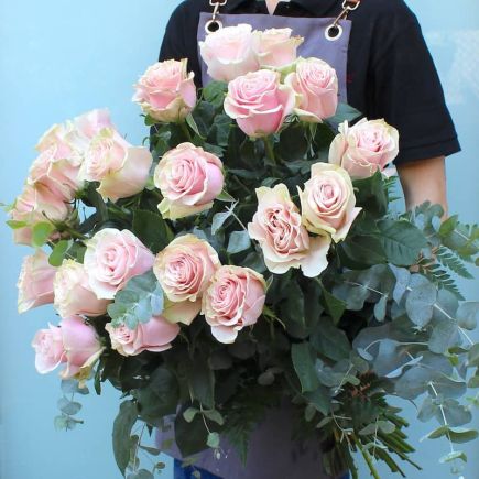 Ramo de 24 rosas rosa premium de tallo largo