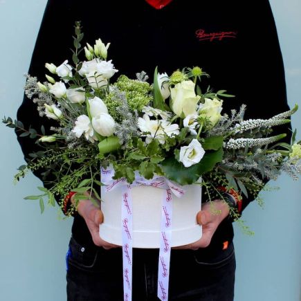 Caja de flores blanca mediano