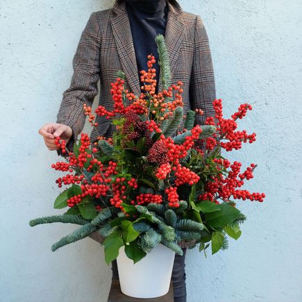 Centro de navidad con ilex rojo