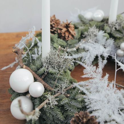 Bolas y esparaguerra blanca en el centro