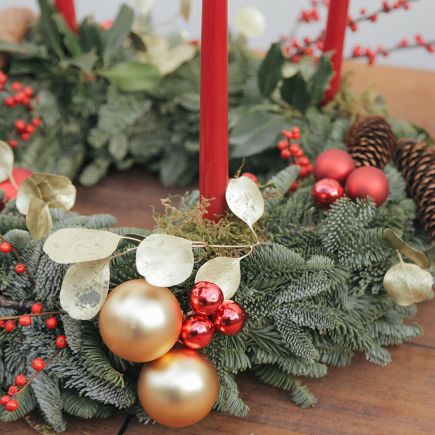 Corona roja para la mesa de navidad