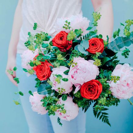 Ramo passion con peonias y rosas