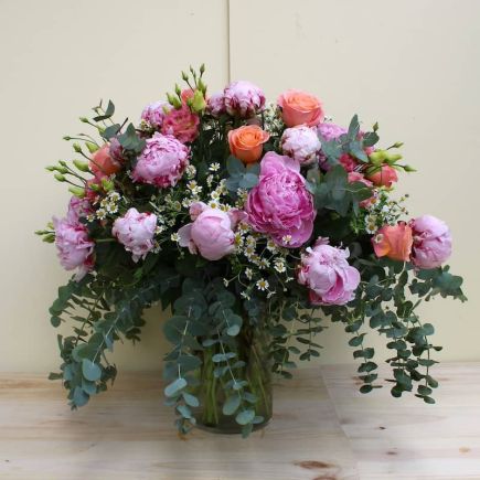 Arreglo de flores premium con peonias rosas