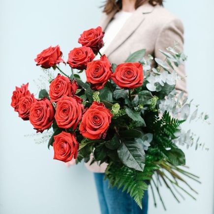 Ramo de 12 rosas rojas largo