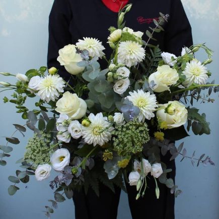 Ramo blanco con dahlias