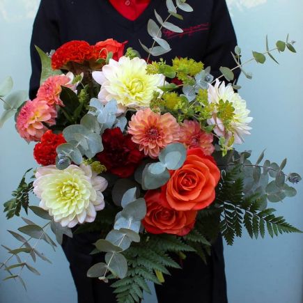 Ramo cálido con dahlias