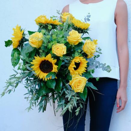 Ramo de girasoles y rosas