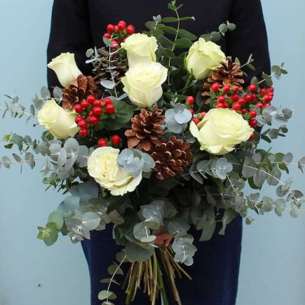 Ramo de navidad con rosas blancas