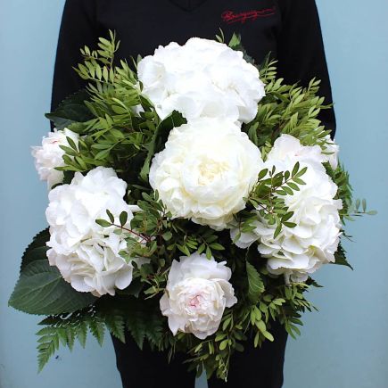 Ramo de hortensias y peonías blancas