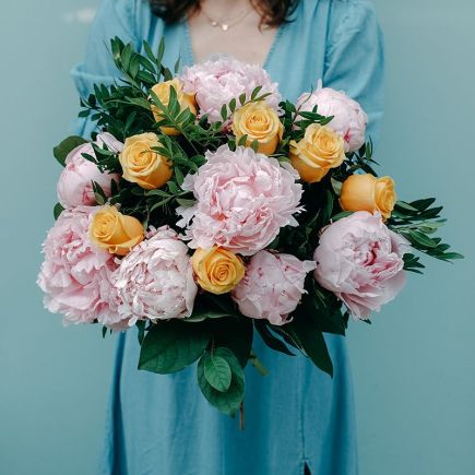 ramo peonias rosas y rosas amarillas