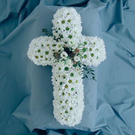 Cruz de flores blancas