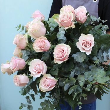 Ramo de rosas de color rosa premium de tallo largo