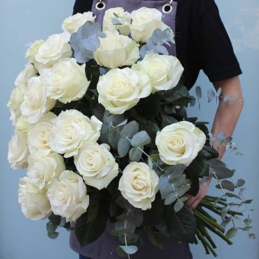 Ramo de 24 rosas blancas premium de tallo largo