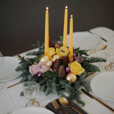 Centro de mesa de Navidad en Morado y Amarillo redondo con velas
