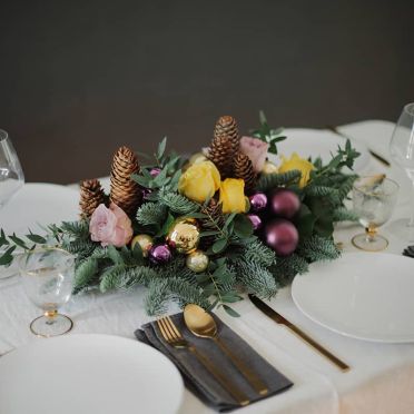 Centro de mesa de Navidad Morado y Amarillo largo