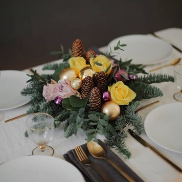 Centro de mesa de Navidad Morado y Amarillo redondo