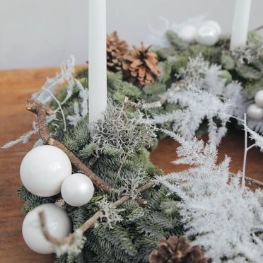 Bolas y esparaguerra blanca en el centro