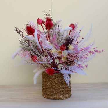Cesta de flor seca rosa