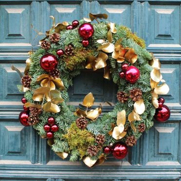 Corona dorada con bolas de navidad
