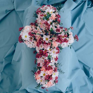 cruz de flores pastel