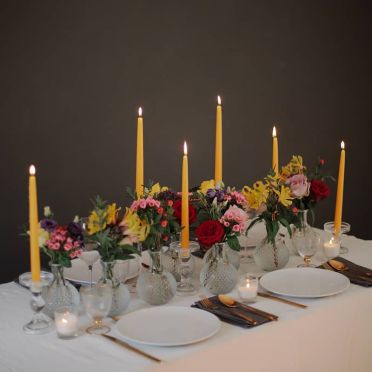 Decoración de Mesa Amarillo y Morado con Velas