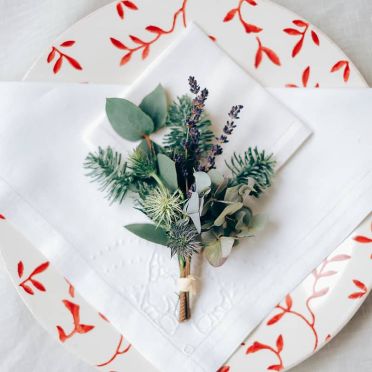 Detalle de mesa con lavanda, hortensia y cardo