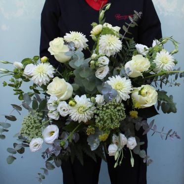 Ramo blanco con dahlias