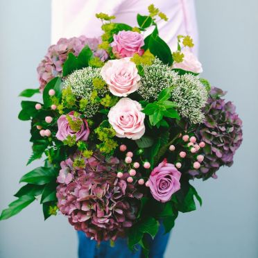 Un ramo de hortensias moradas