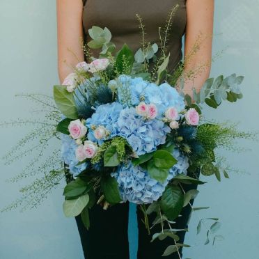 Ramo de hortensias azules con puntos campestres