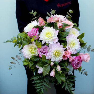 Ramo pastel con dahlias