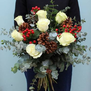 Ramo de Navidad con Rosas Blancas