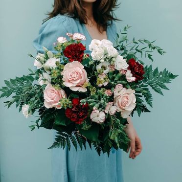 Ramo pastel con rosas de lado