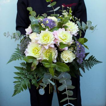 Ramo de colores pastel con dahlias