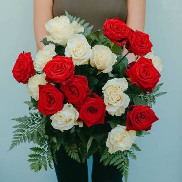 Ramo de rosas rojas y blancas