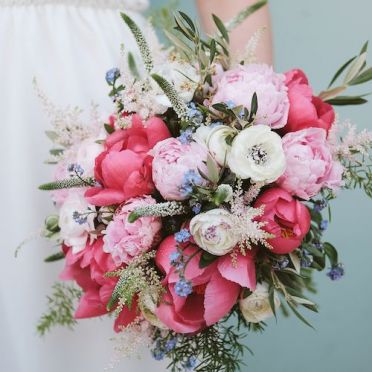 Ramo de novia con peonias coral y rosas