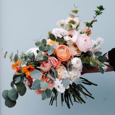 Ramo de novia natural con ranunculos y rosas