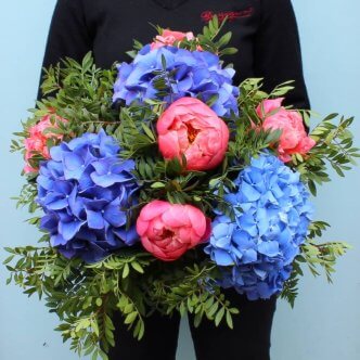 Ramo de hortensias azules y peonías corales