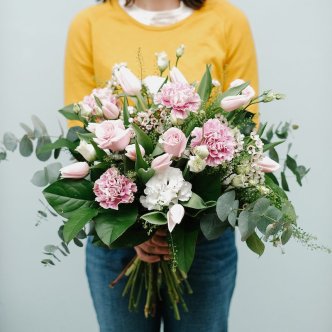 Ramo pastel con tulipanes