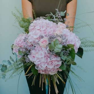 Ramo de hortensias rosas romantico